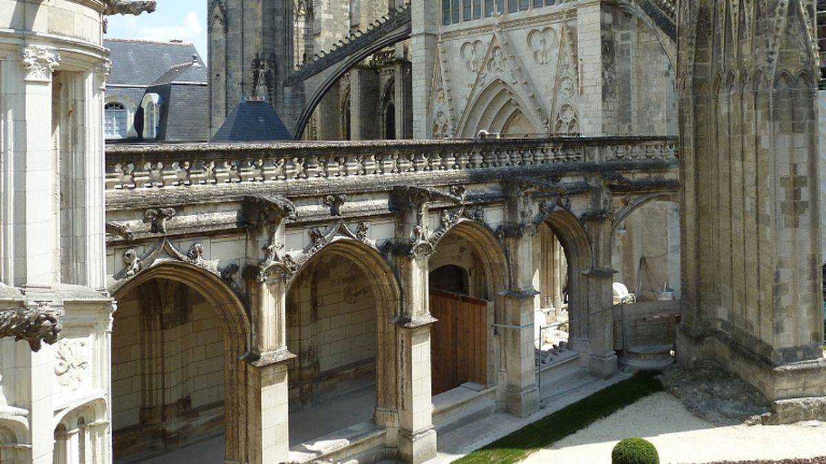 Galerie Est et transept de la cathédrale