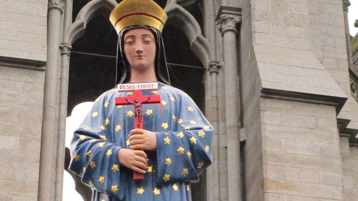 La Vierge, parvis de la basilique