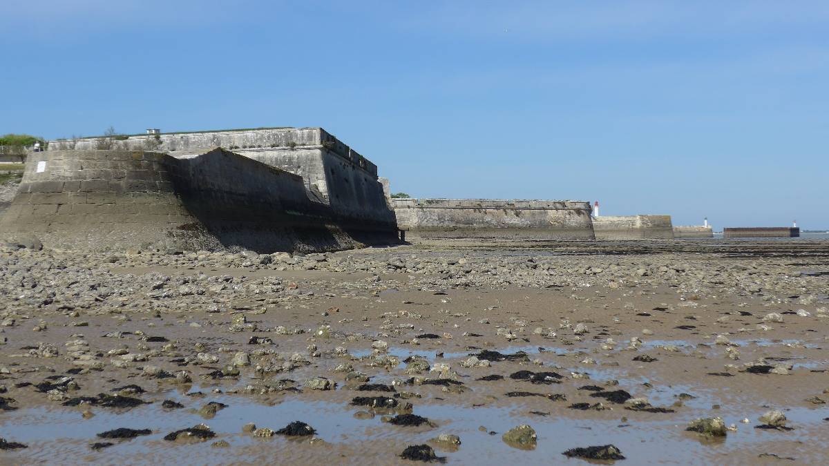 Les fortifications vues de la plage