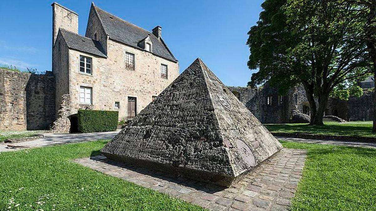Pyramide de Mémoire, château de Bricquebec