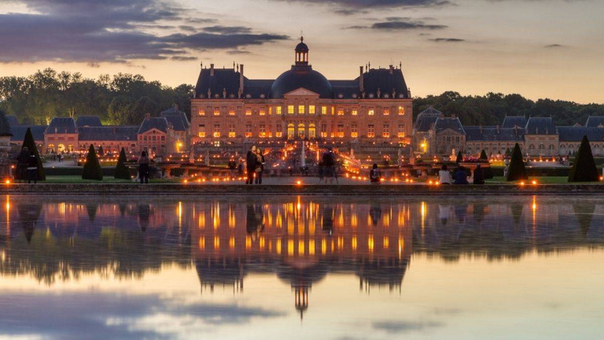 Reflet du château de Vaux sur le Grand miroir carré