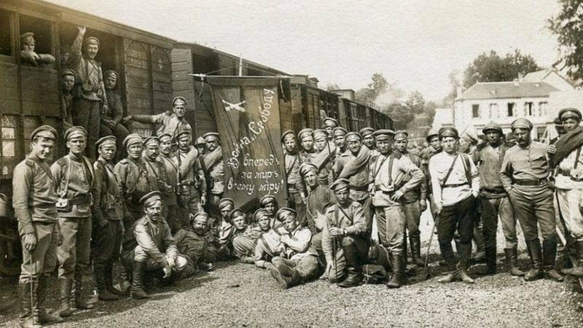 Les soldats russes en gare de La Courtine, 1917