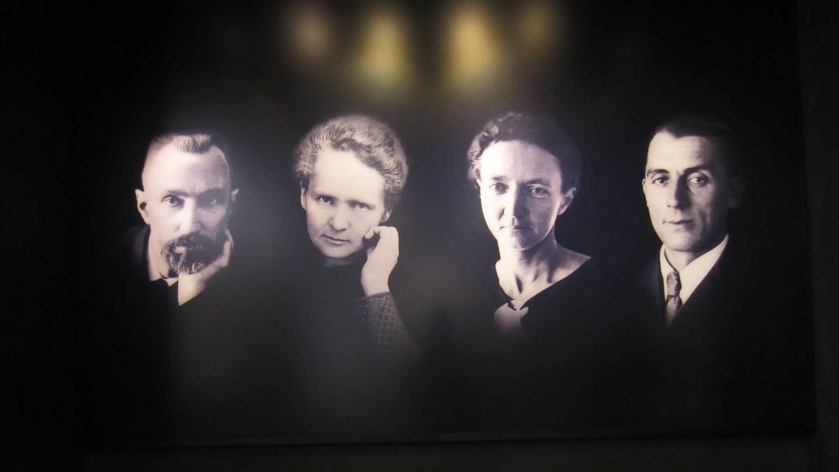 Pierre et Marie Curie, Irène et Frédéric Joliot-Curie