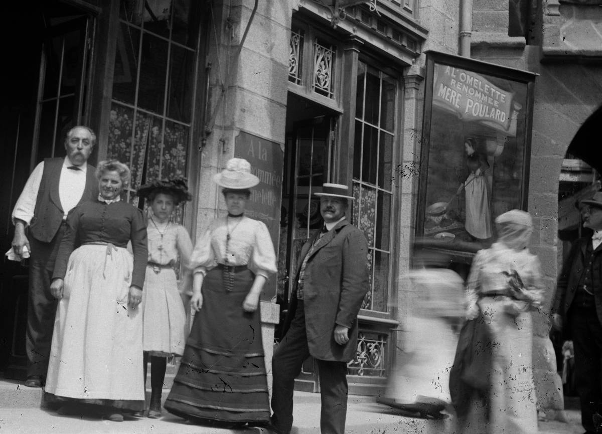 Les Poulard, à gauche, devant leur auberge