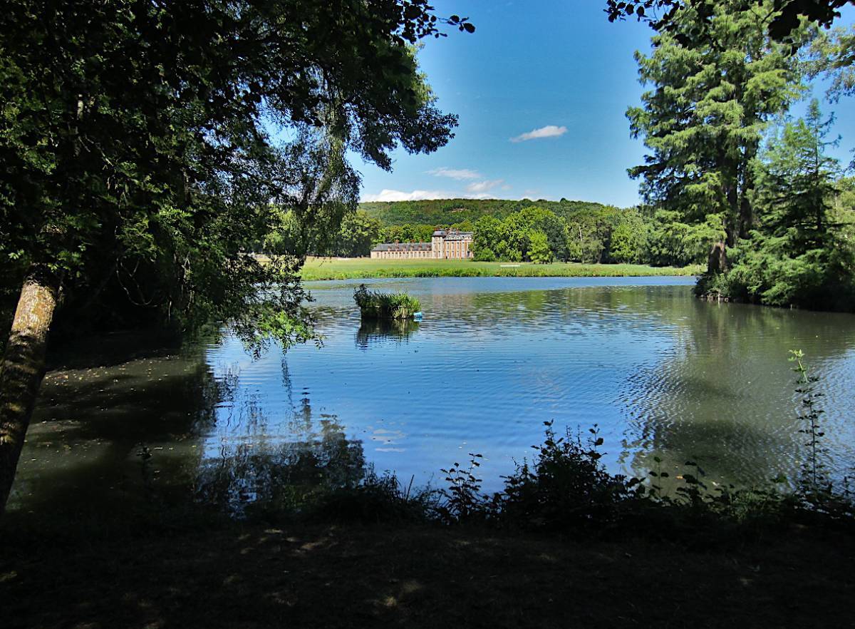 Le lac et l'île artificiels