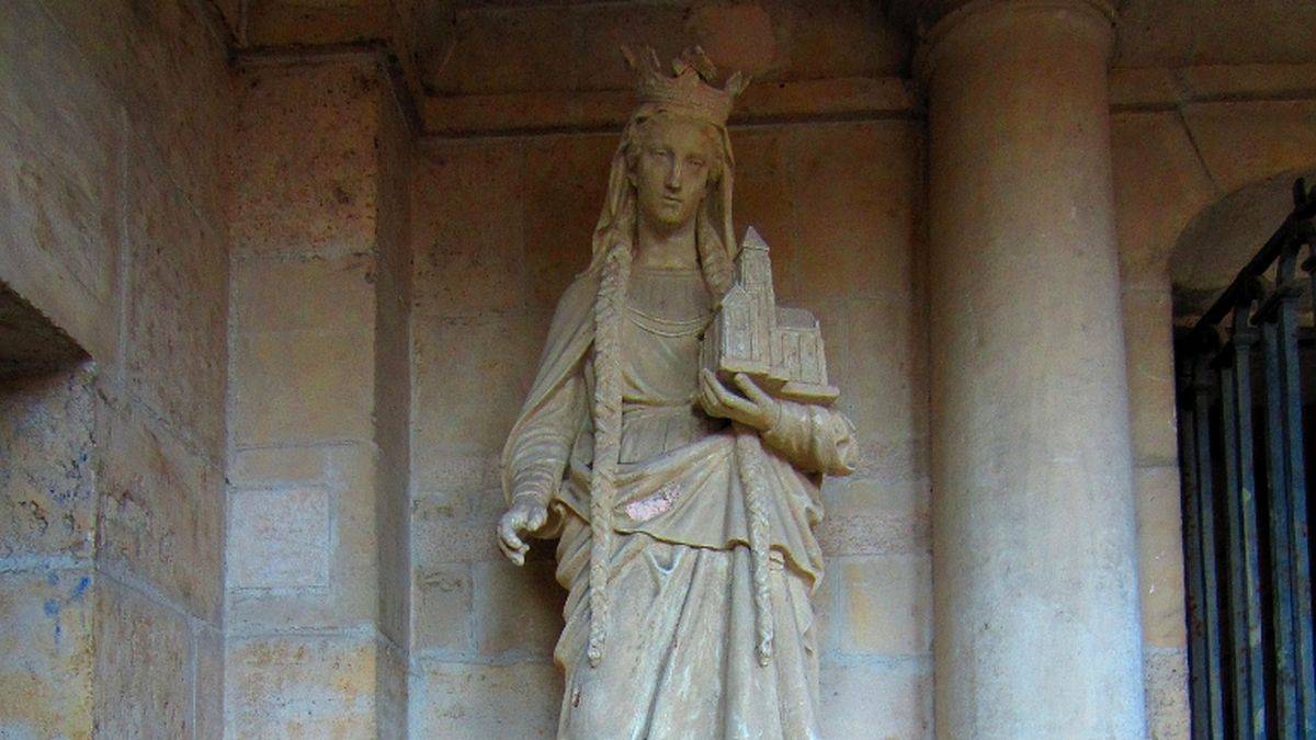 Anne à l'entrée de l'abbaye