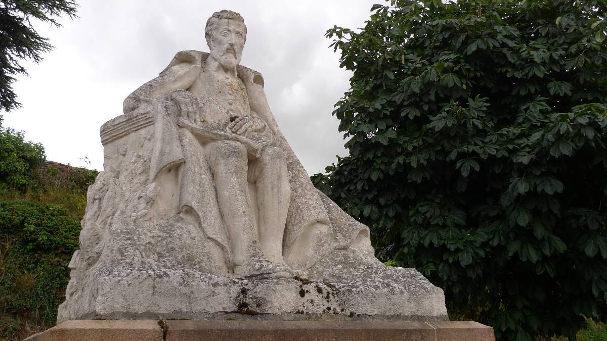 Statue de du Bellay à Liré