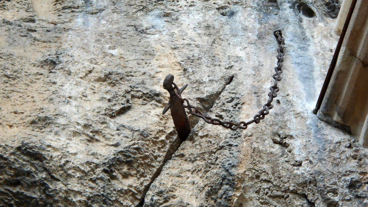 Durandal plantée à côté de la chapelle N-D de Rocamadour