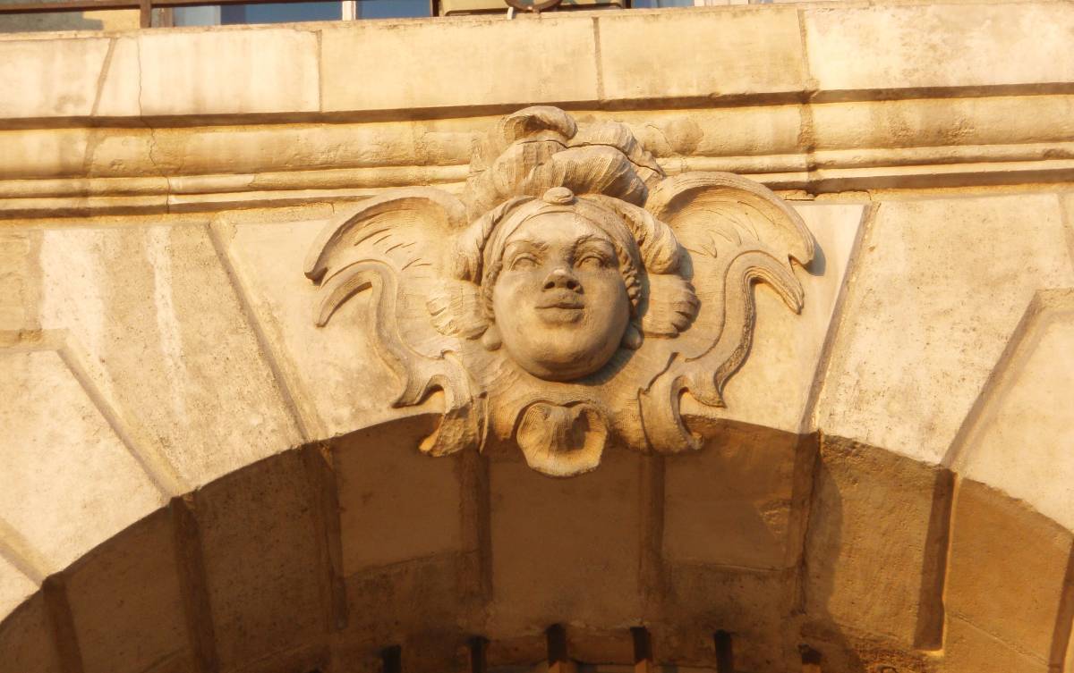 Mascaron, visage d'une Africaine