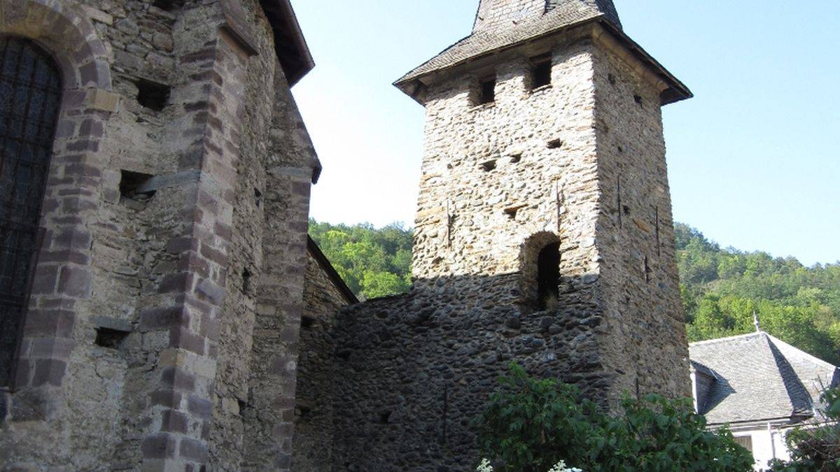 L'église et une tour fortifiée