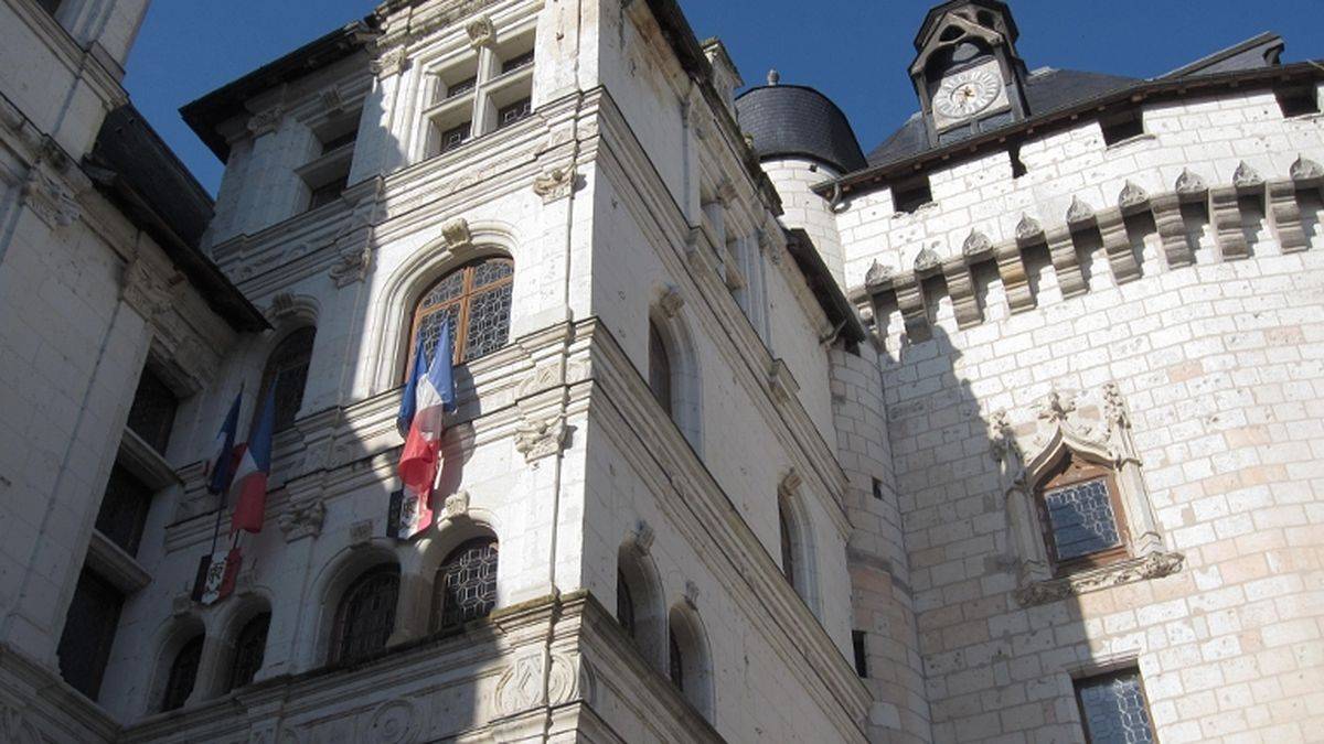 L'hôtel-de-ville et la porte