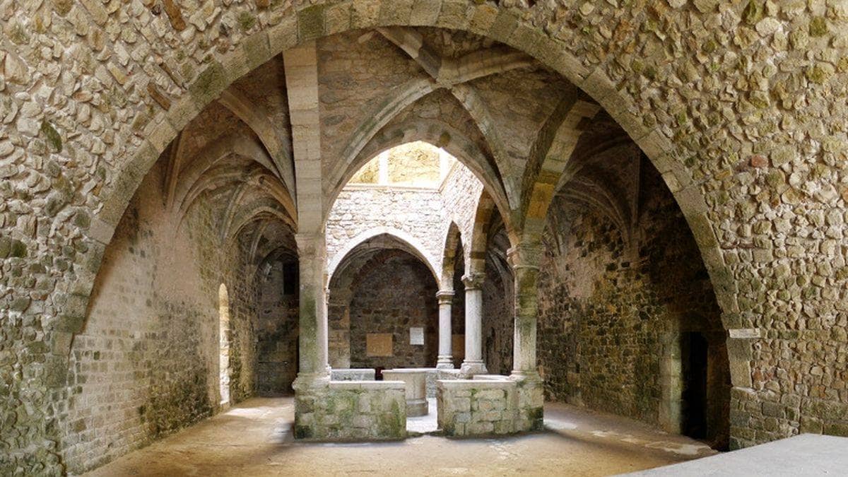 Abbaye St-Honorat de Lérins, le cloitre et son puits