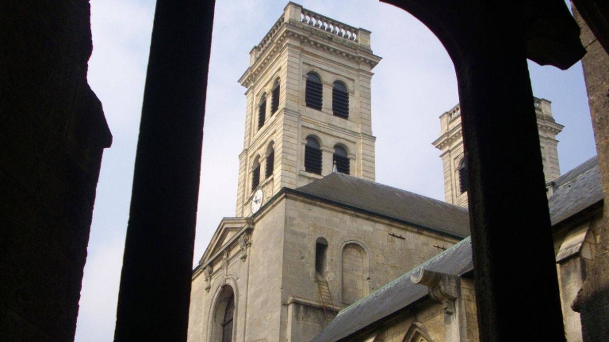 Les tours à travers le cloître