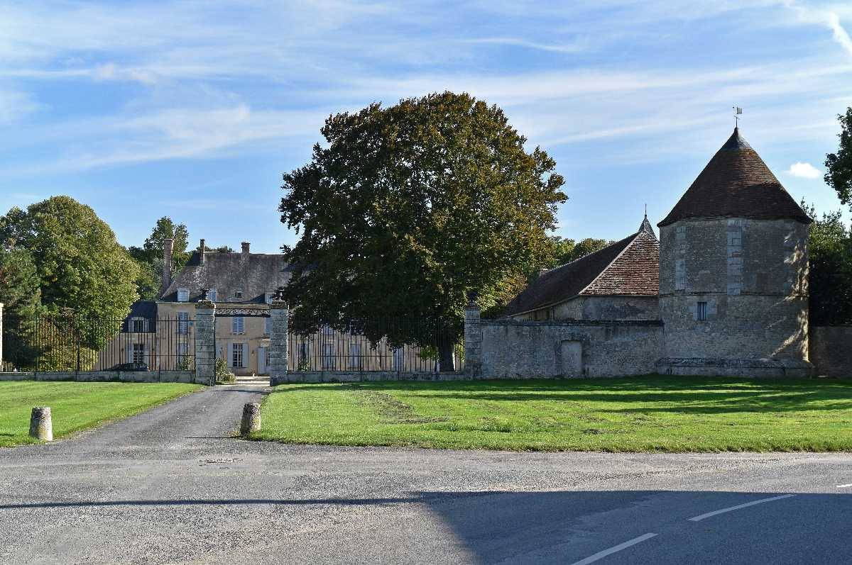 Le château et son silo, à droite