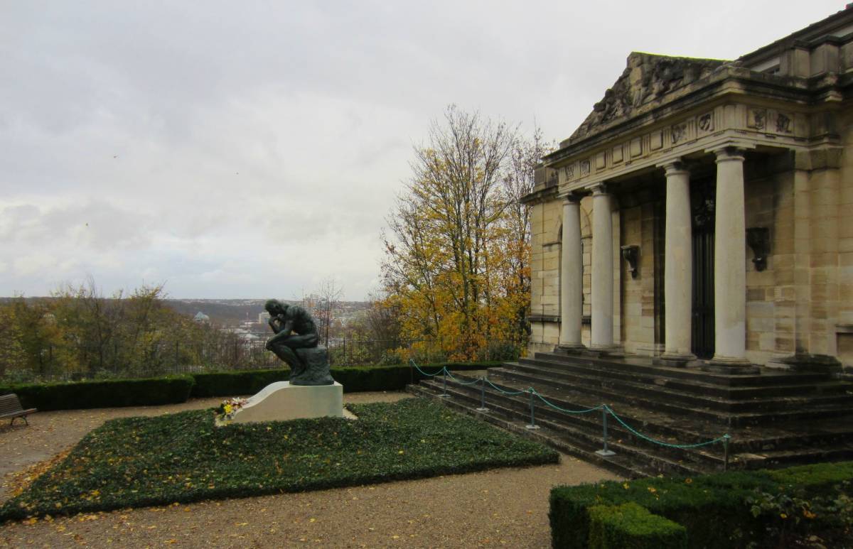 A droite, la façade du château d'Issy