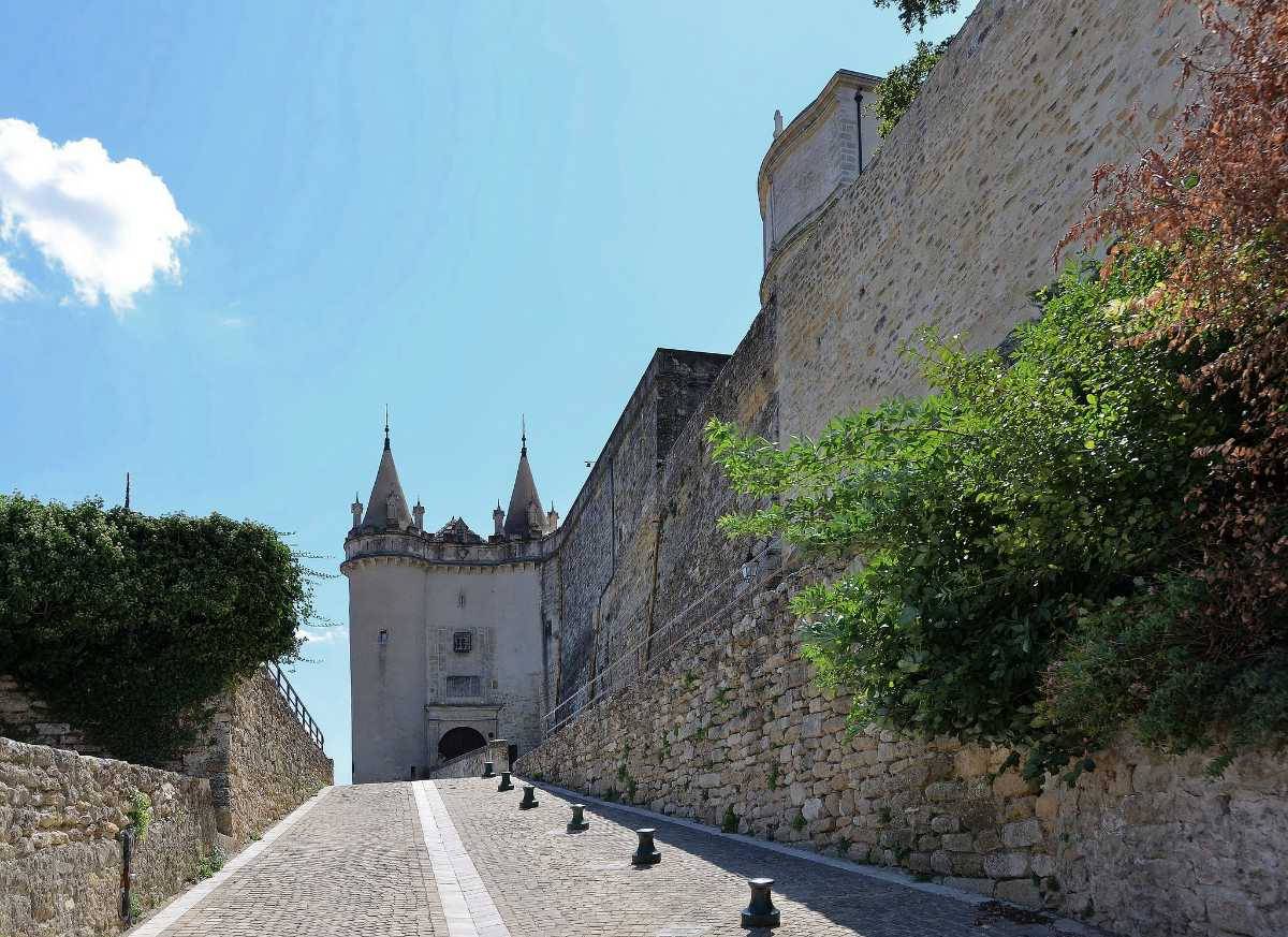 Château de Grignan : chatelet d'entrée