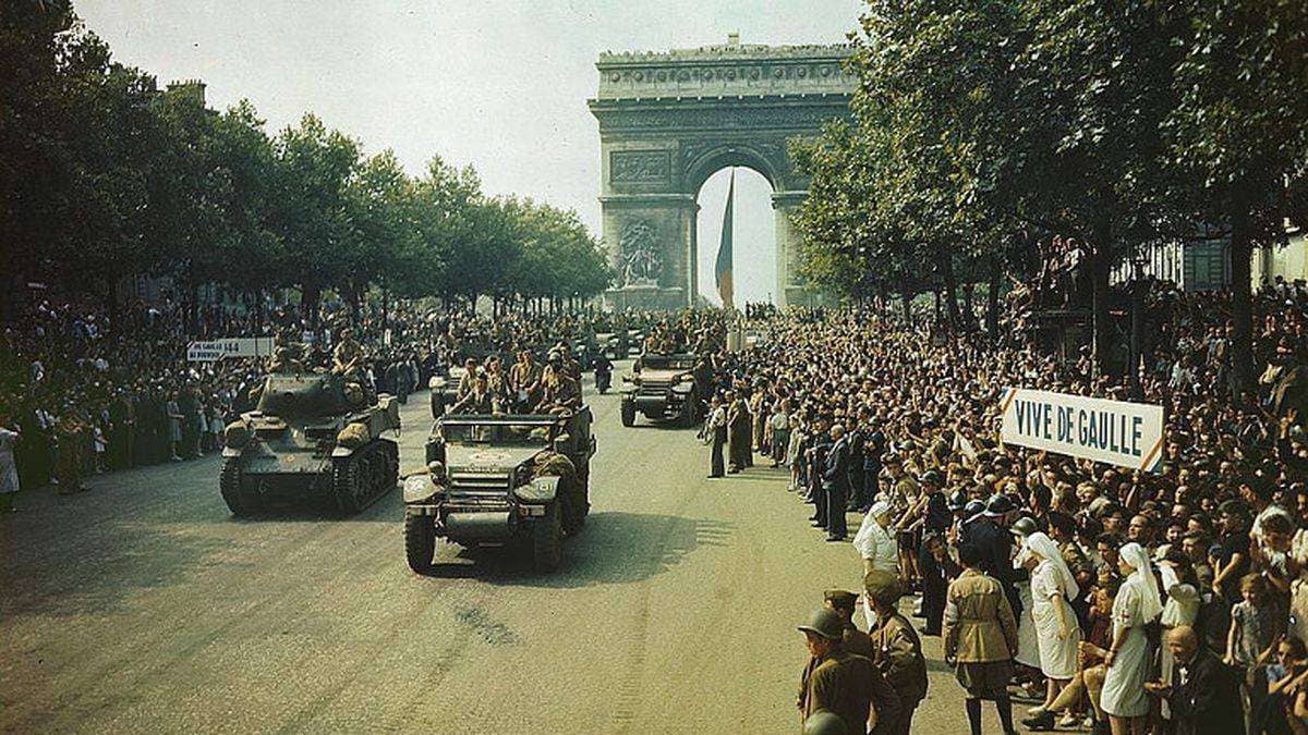 De Gaulle défile sur les Champs-Elysées le 25 aout 1944