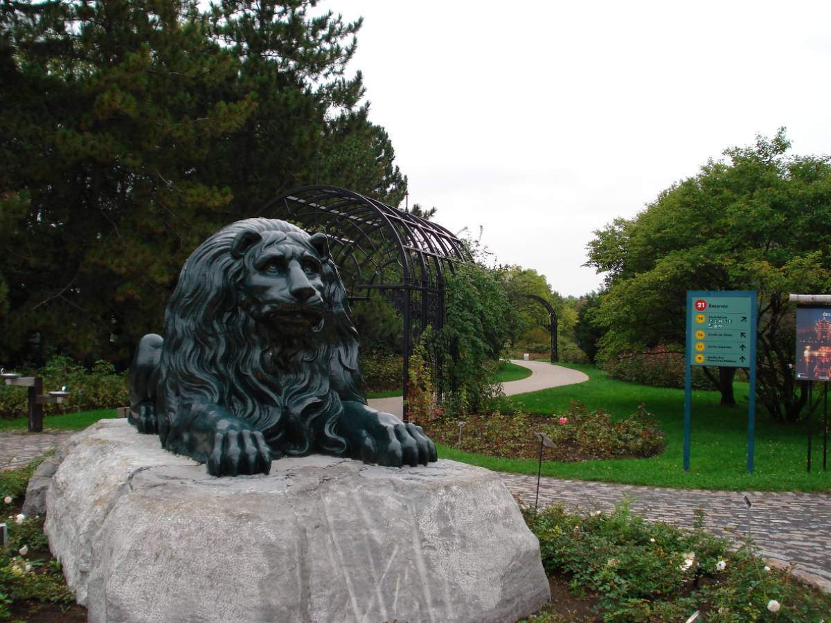 Un des lions du pont à Montréal