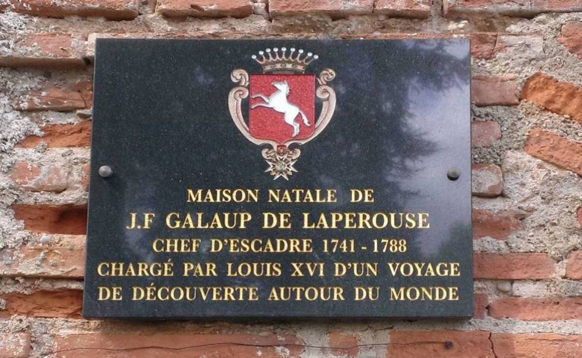 Plaque sur le mur d'entrée du château