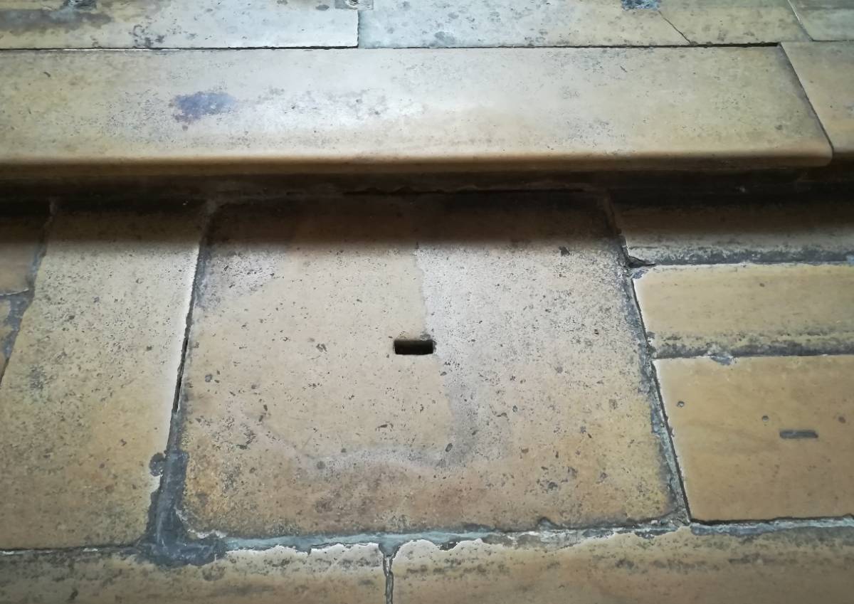 Ancien accès aux caveaux