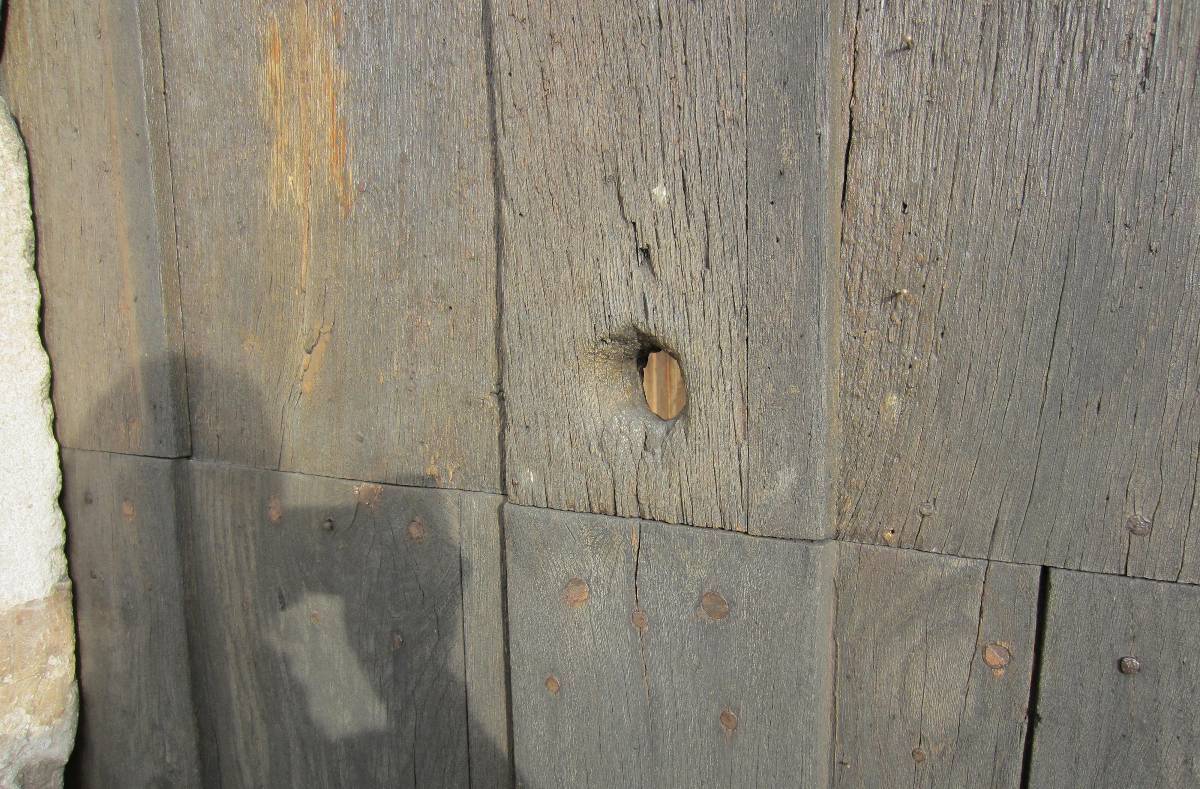 Le trou dans la porte !