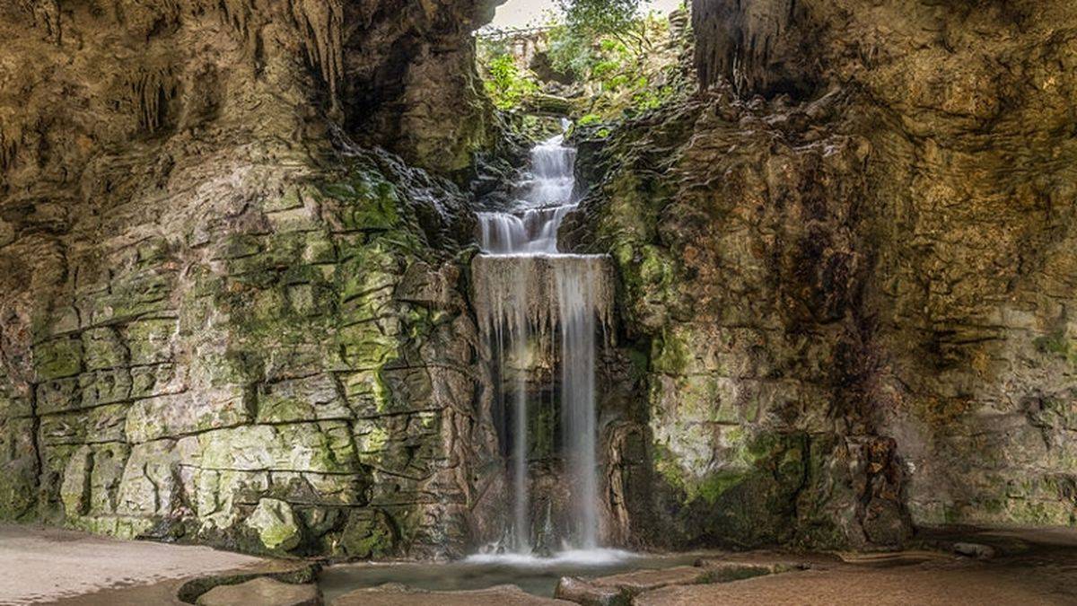 La grotte des Buttes-Chaumont