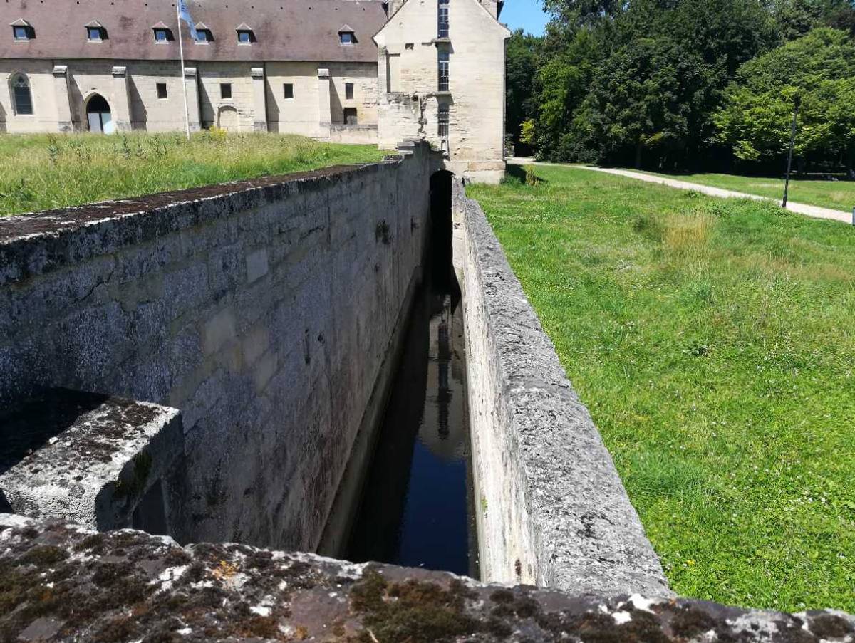 Canal reliant les latrines