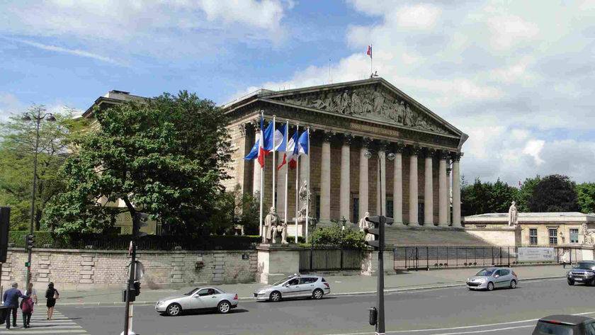 Assemblée nationale et pavillon d'accueil à droite