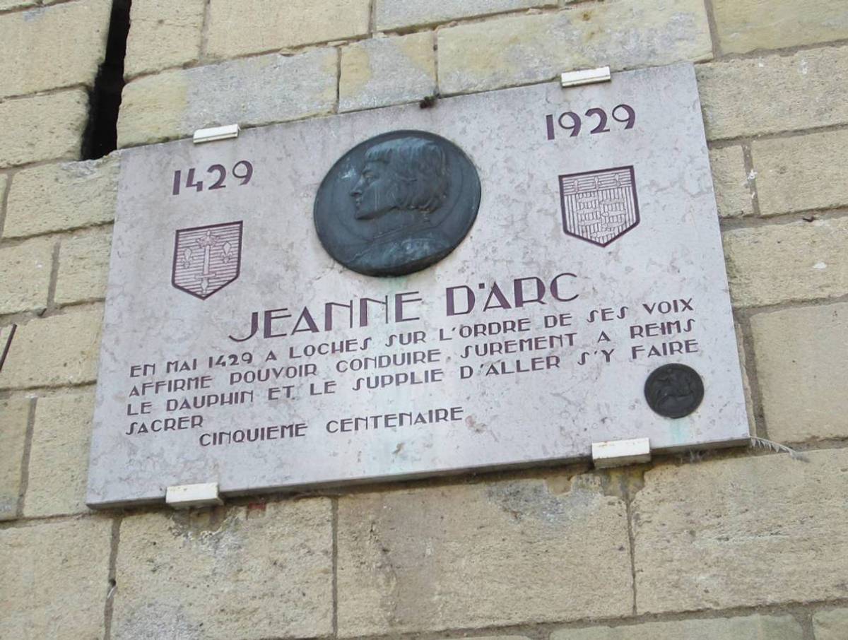 Plaque commémorative sur la porte