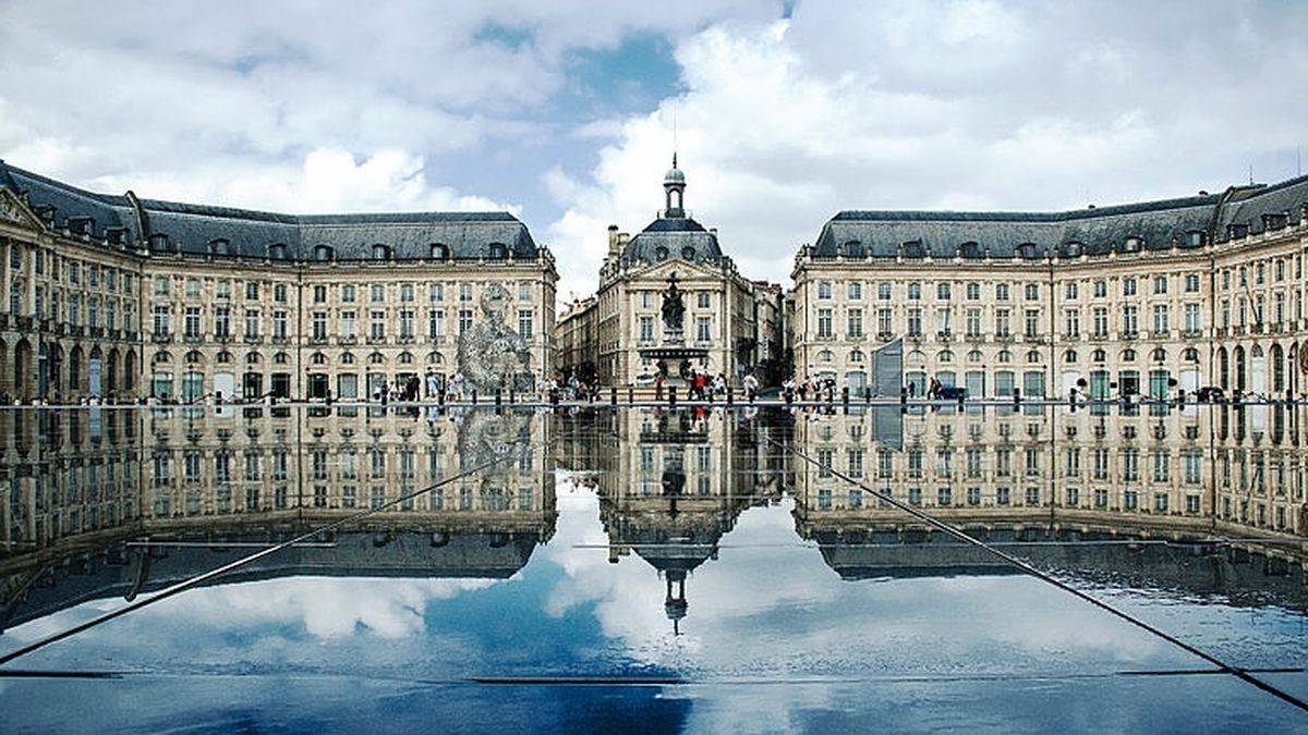 La place, son miroir d'eau