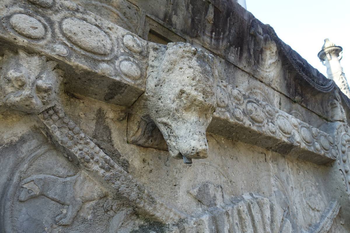 Détail du tombeau : hermine, tête de loup