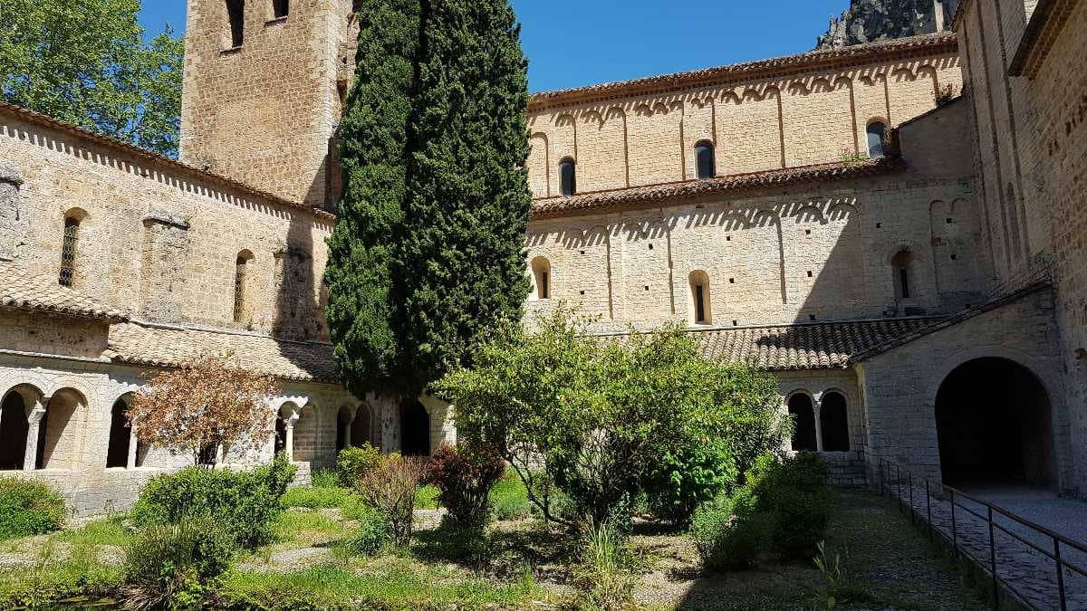 Cloître de l'abbaye de Gellone, en France