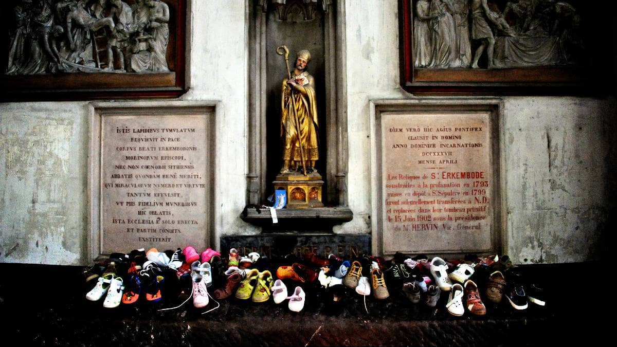 Chaussures sur la tombe d'Erkembode