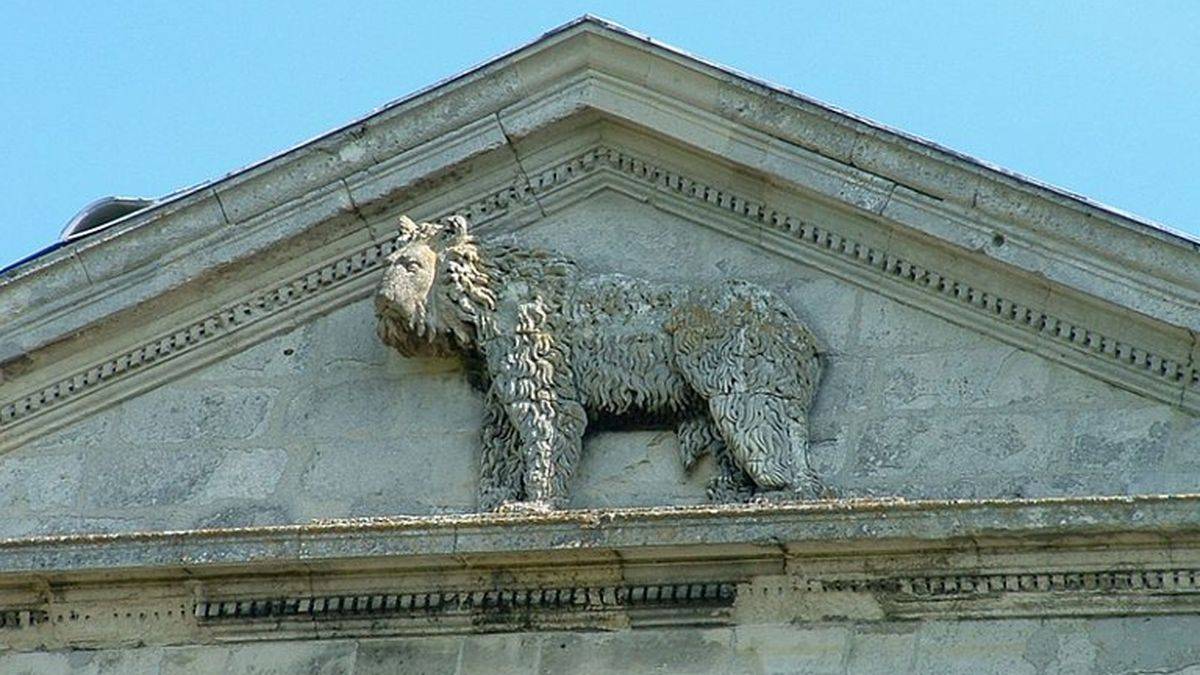 L'ours sur le fronton