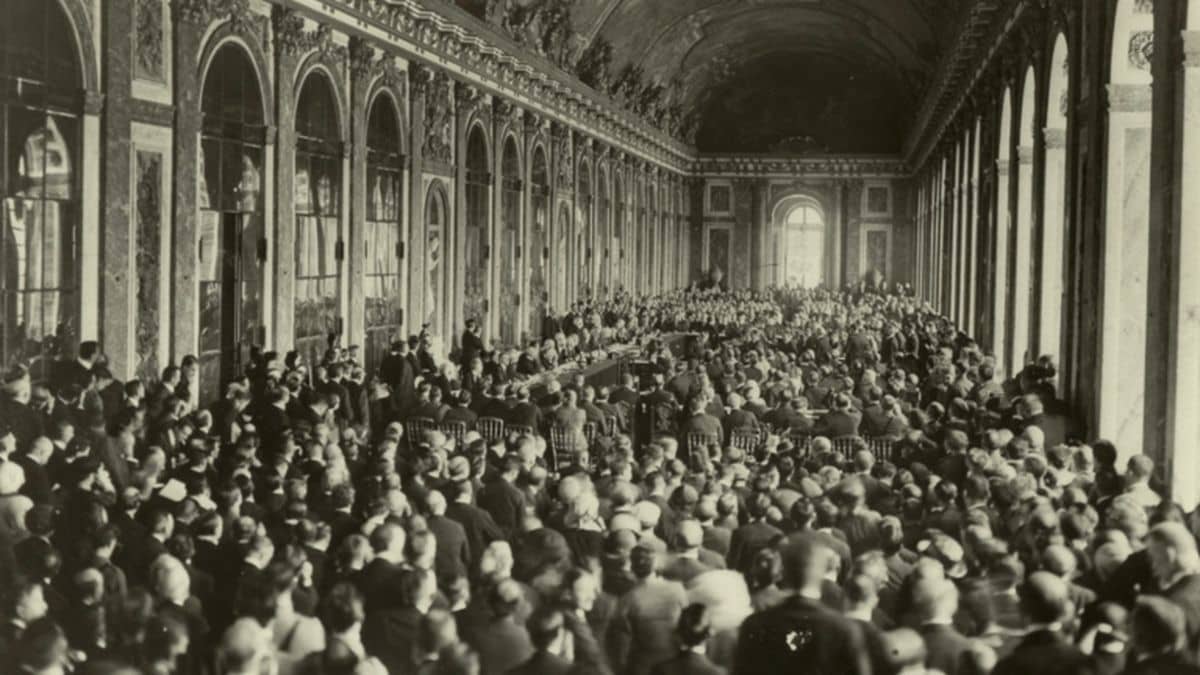 La galerie des Glaces pendant la signature du traité de Versailles, 28 juin 1919