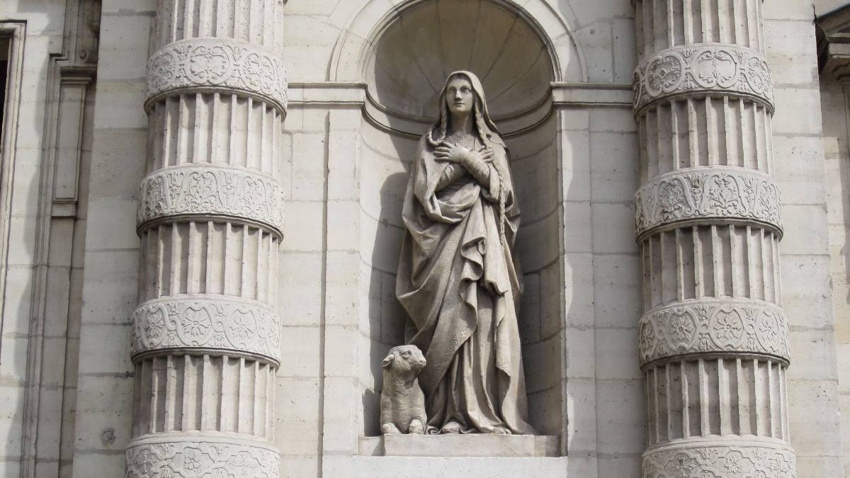 Geneviève sur la façade de Saint-Etienne-du-Mont