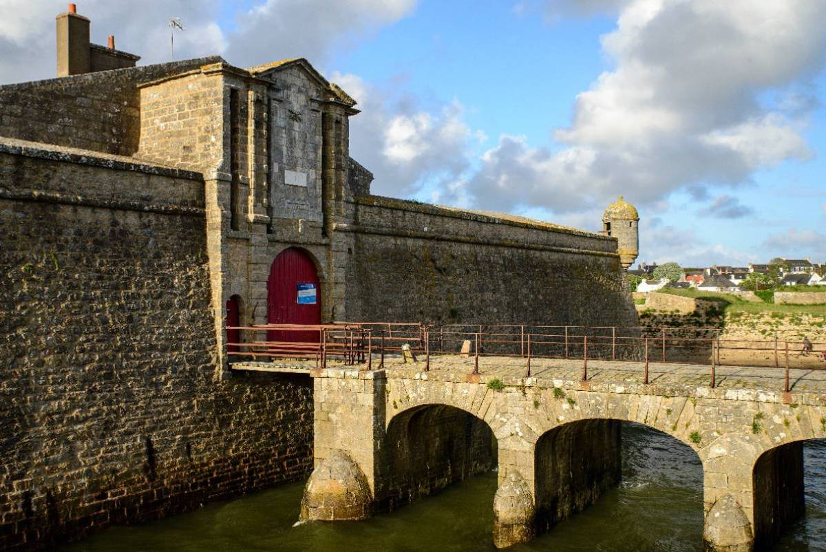 Port-Louis : piles du pont de construction espagnole