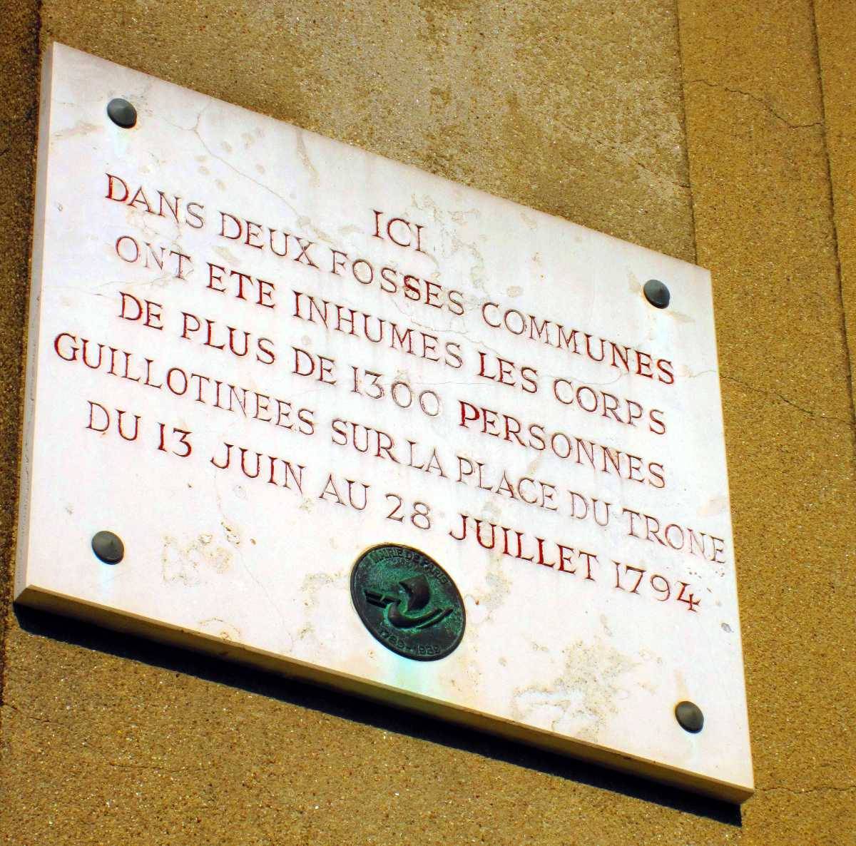 Plaque à l'entrée du cimetière