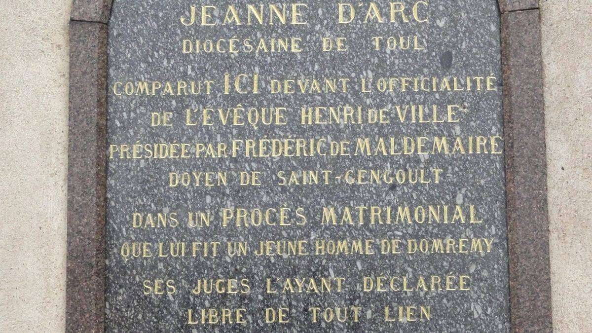 La plaque du parvis