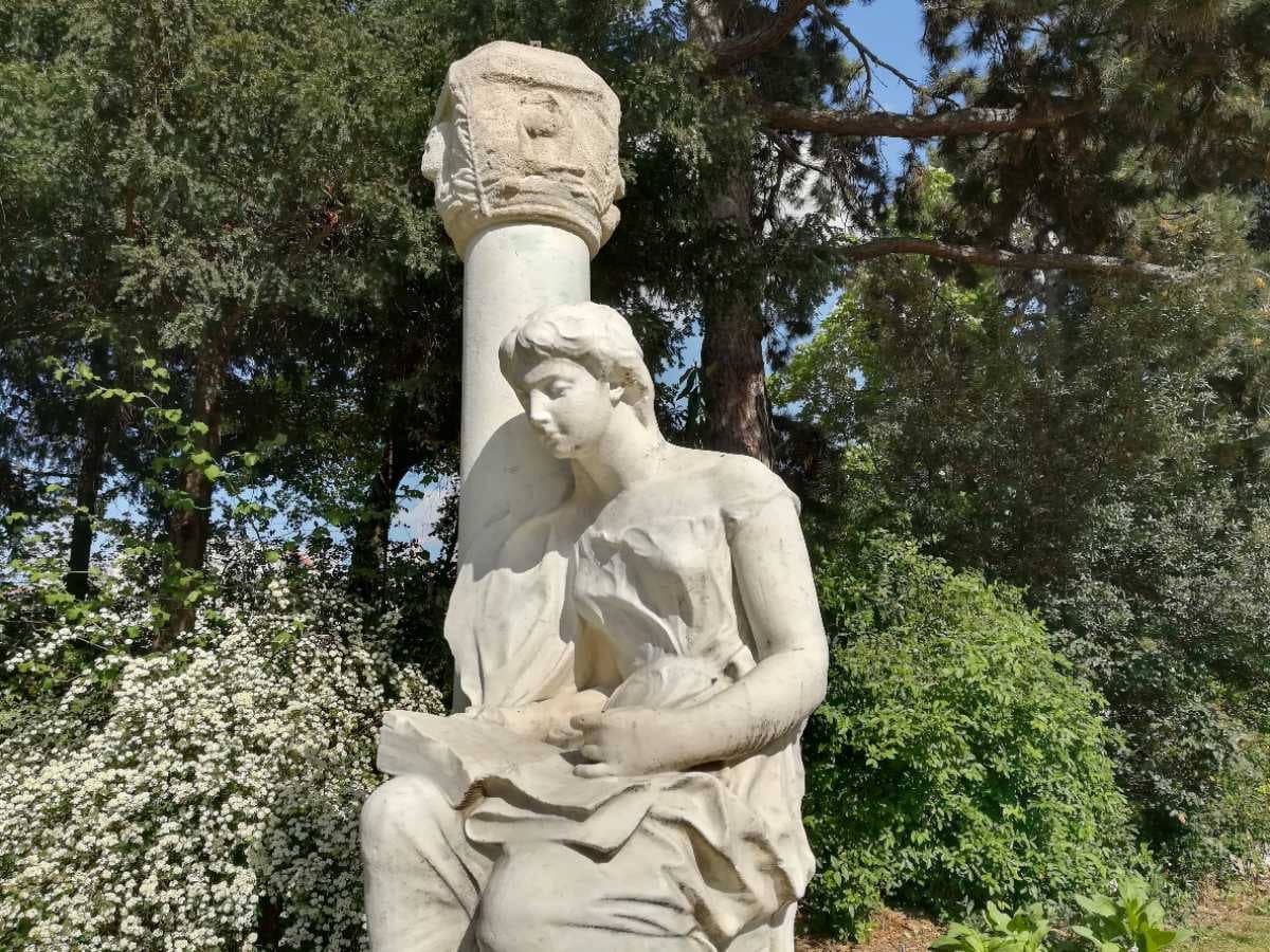 Les arènes : statue dédiée à Montillet