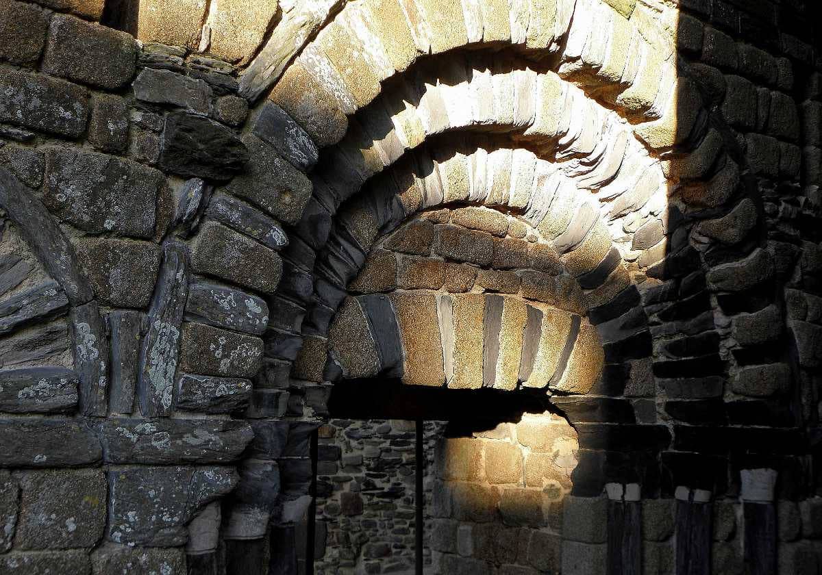 Vestige de l'ancien château : portail roman