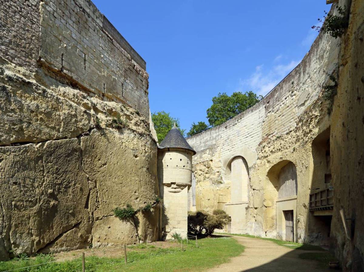 Les douves sèches de Brézé