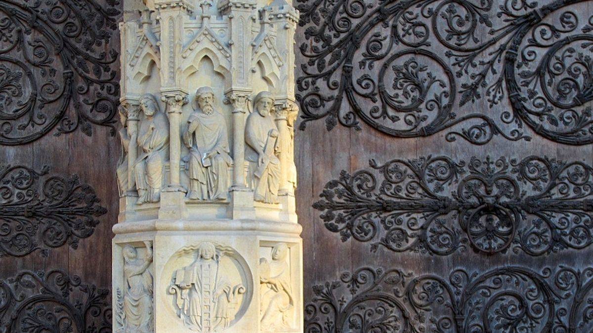 Détail des pentures de Notre-Dame de Paris