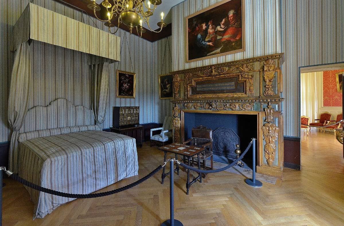 Château de Grignan : chambre de Madame