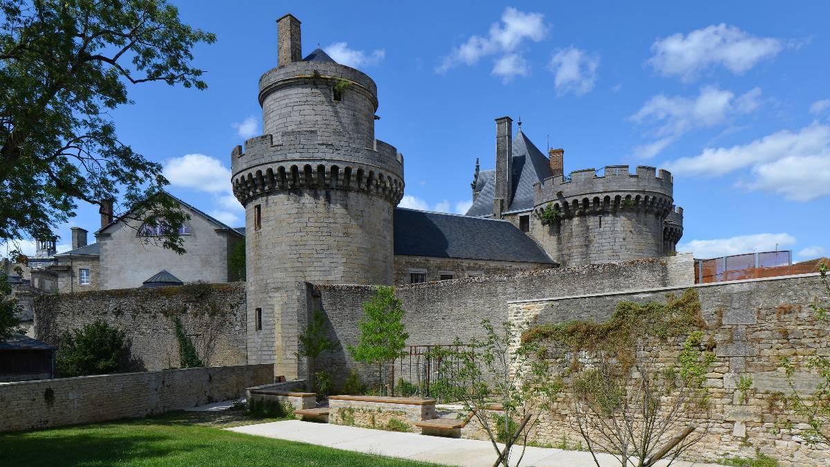 Château d'Alençon : tour Couronnée à gauche