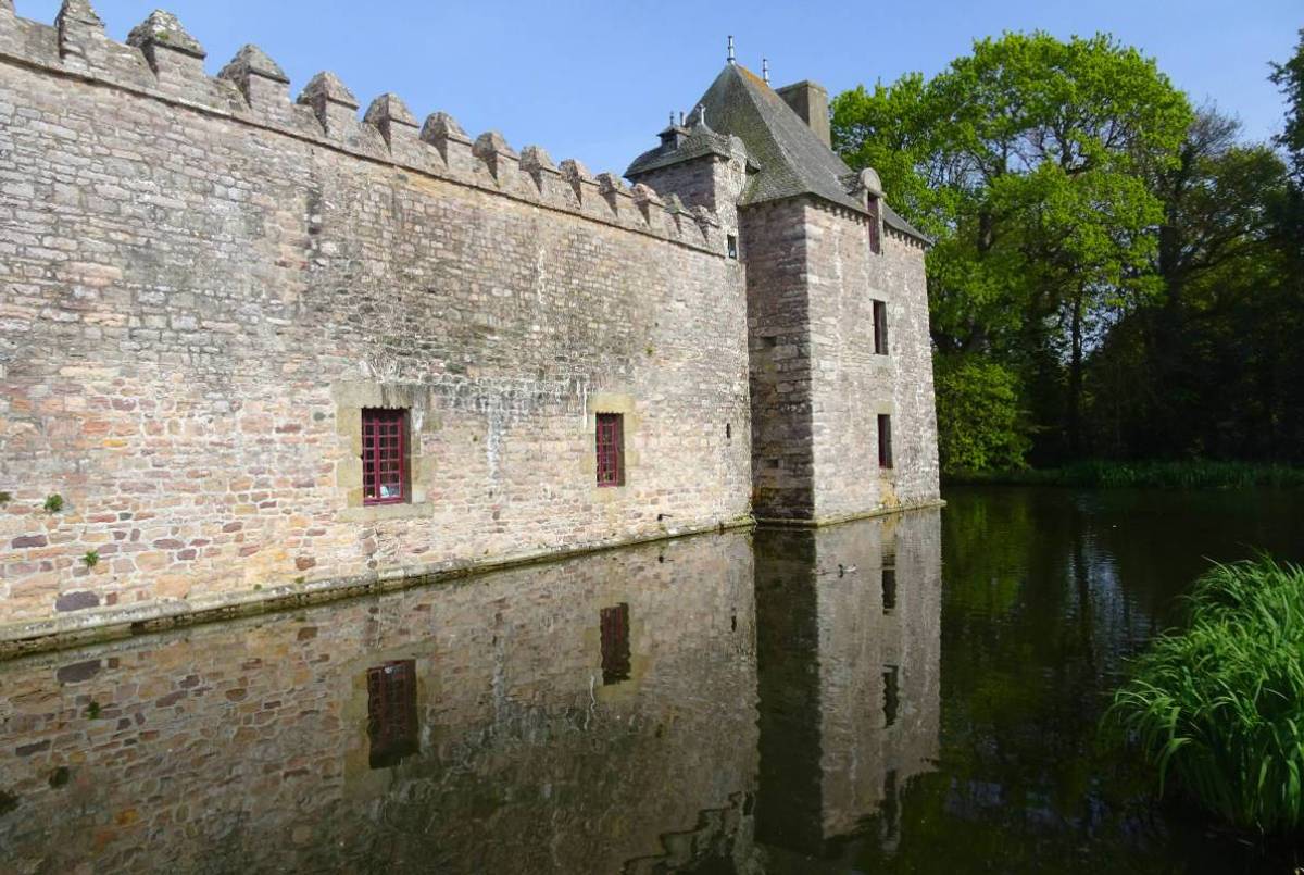 Douves et enceinte du château