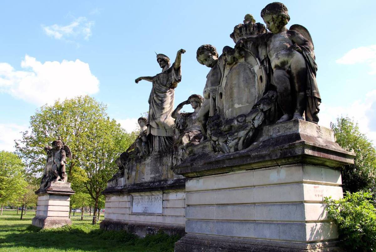 Fronton du palais, parc de St-Cloud