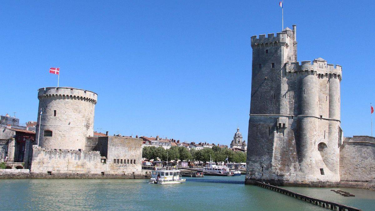 Tour Saint-Nicolas, à droite