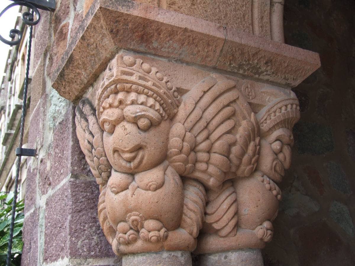 Chapiteau sculpté par H. Clews, La Napoule