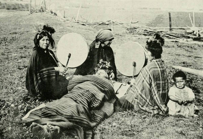 Femmes mapuches soignant un malade